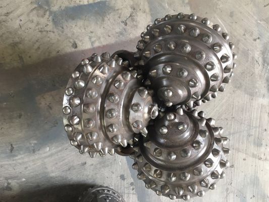 Disesuaikan Tricone Rock Drill Bits Kerucut Penempaan Sirkulasi Udara Jenis Bantalan